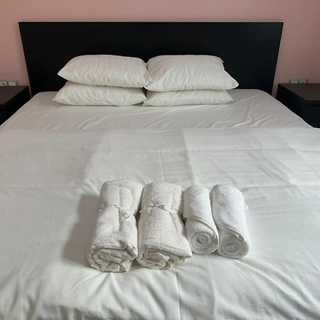 Warm And Modern Brand New Apartment Пирея Екстериор снимка