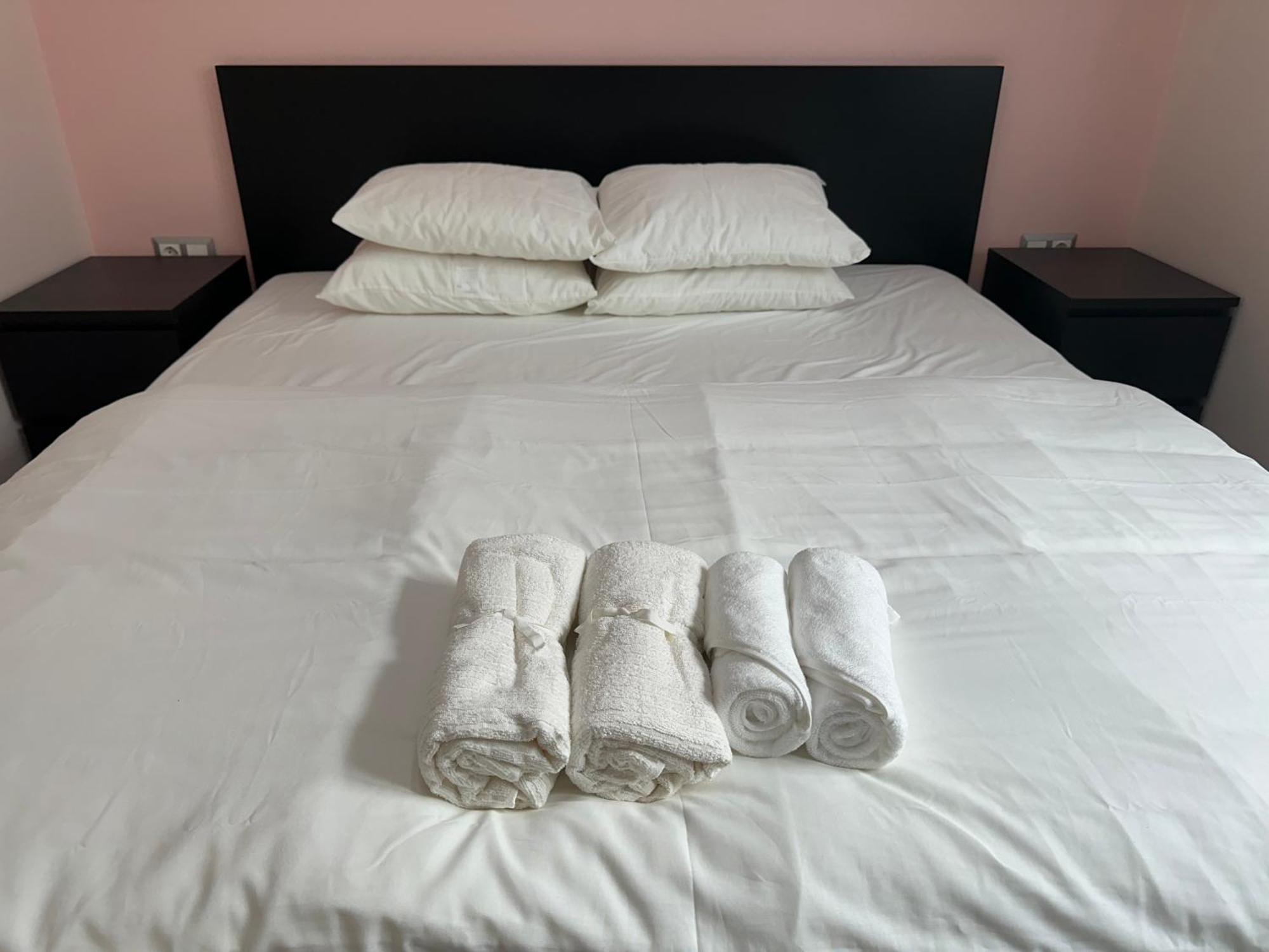 Warm And Modern Brand New Apartment Пирея Екстериор снимка
