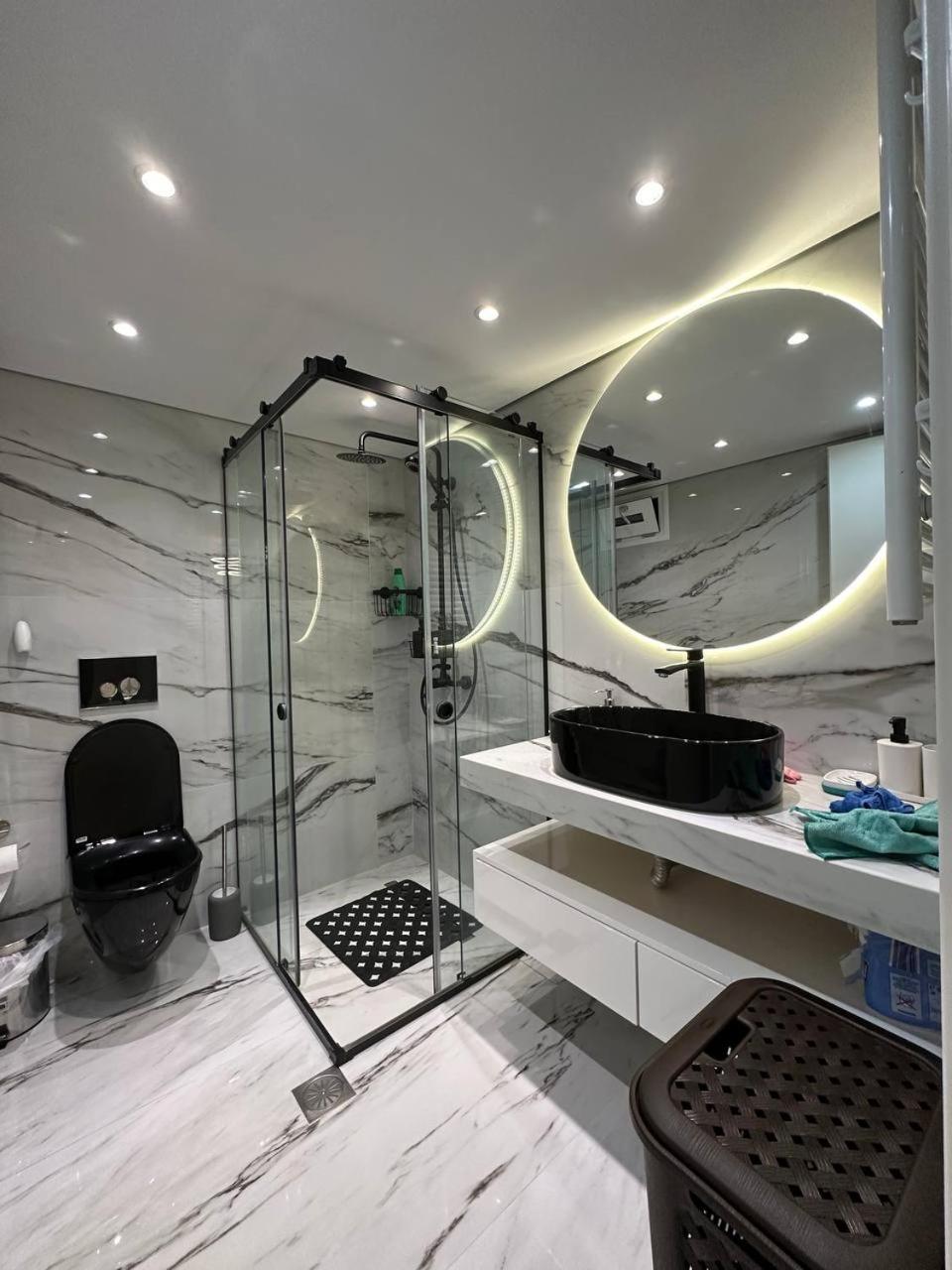 Warm And Modern Brand New Apartment Пирея Екстериор снимка