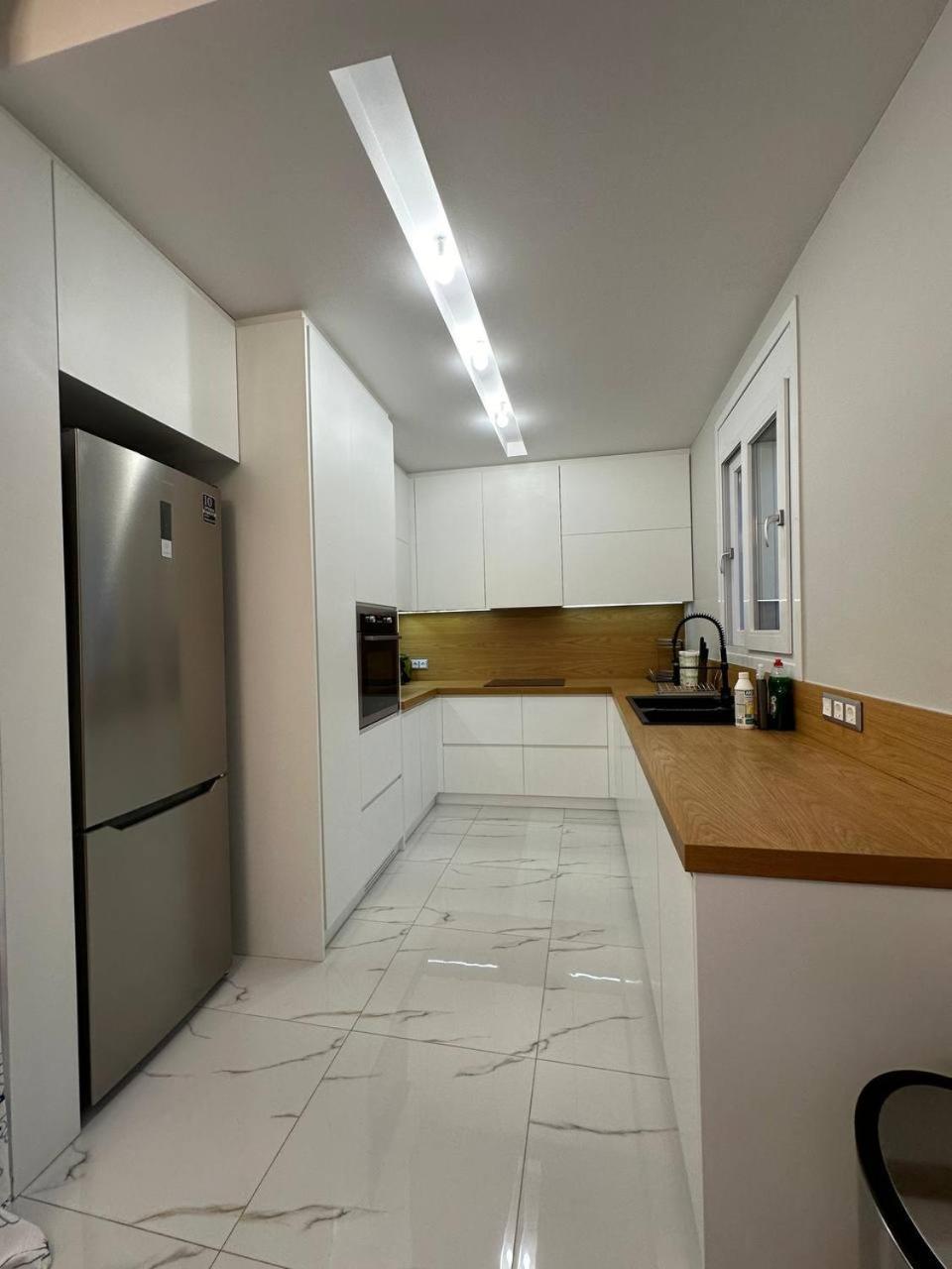 Warm And Modern Brand New Apartment Пирея Екстериор снимка