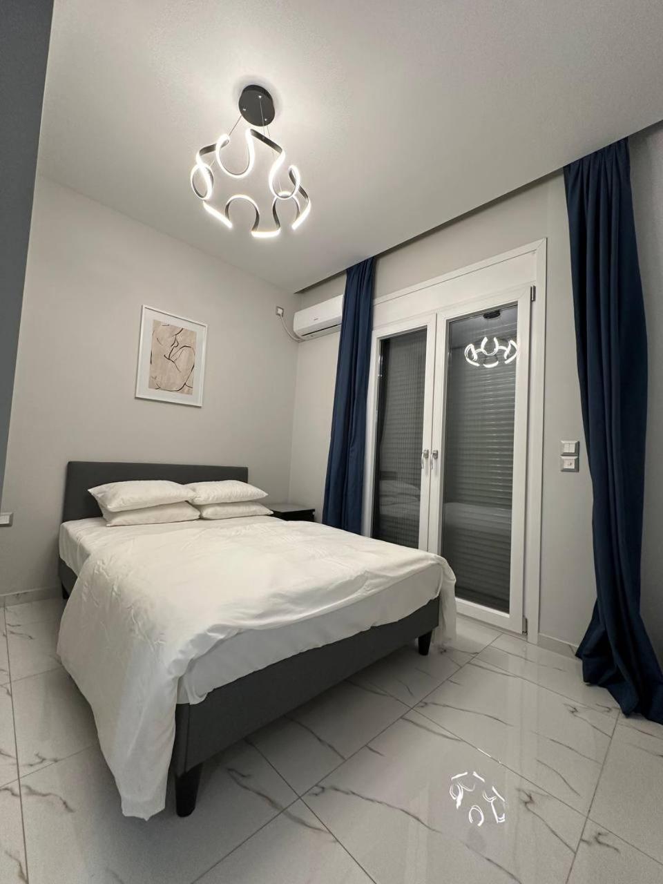 Warm And Modern Brand New Apartment Пирея Екстериор снимка